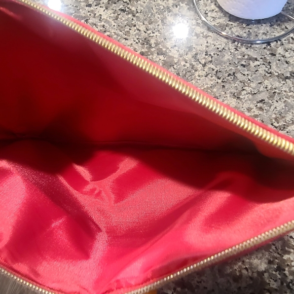 Clutch - Picture 2 of 2